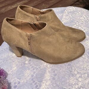 JOURNEE COLLECTION tan Sanzi booties, Size 9